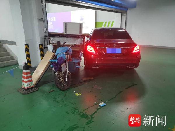 运货电动车驶进地下车库,下坡盲区处撞上拐弯小轿车 运货电动车驶进地下车库,下坡盲区处撞上拐弯小轿车