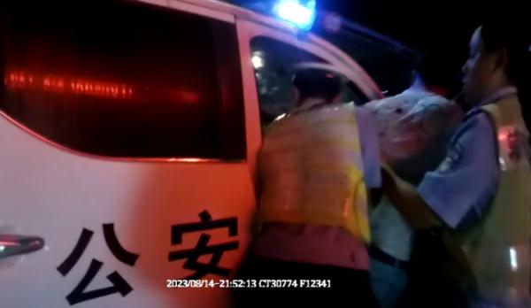 高速上驾驶员身体不适，高速交警一路护送