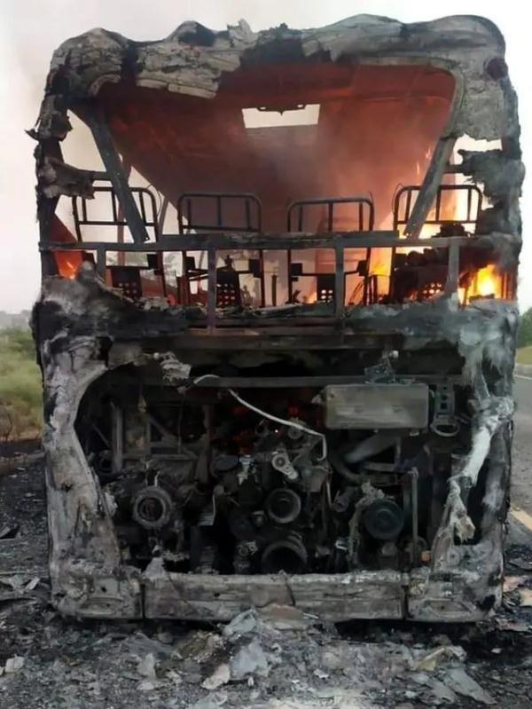 至少20人死亡、15人受伤!巴基斯坦一客车撞向装有燃料桶的卡车起火 至少20人死亡、15人受伤!巴基斯坦一客车撞向装有燃料桶的卡车起火