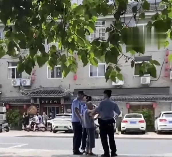 只因没豆腐,九旬老太大闹快餐店!商家无奈:吃了半年免费早餐… 只因没豆腐,九旬老太大闹快餐店!商家无奈:吃了半年免费早餐…
