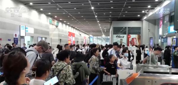 客流量不断走高 上海虹桥站暑运单日旅客发送量创新高