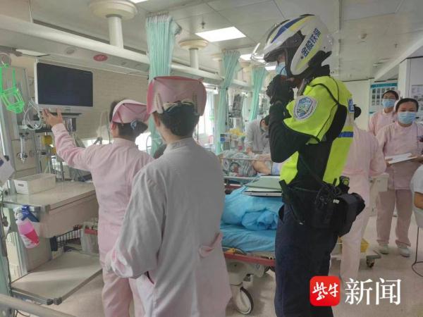 司机开车时突发疾病，交警铁骑迅速展开救援