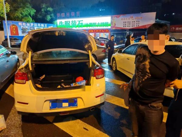 毒贩被抓后装傻充愣,民警:你装哪个口袋我都看得一清二楚! 毒贩被抓后装傻充愣,民警:你装哪个口袋我都看得一清二楚!