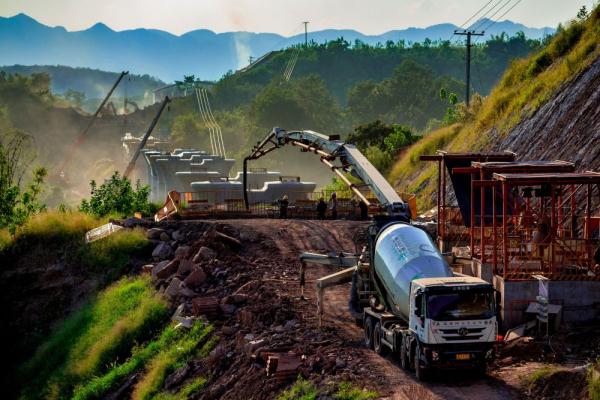 战高温斗酷暑 高铁建设“热度”不减