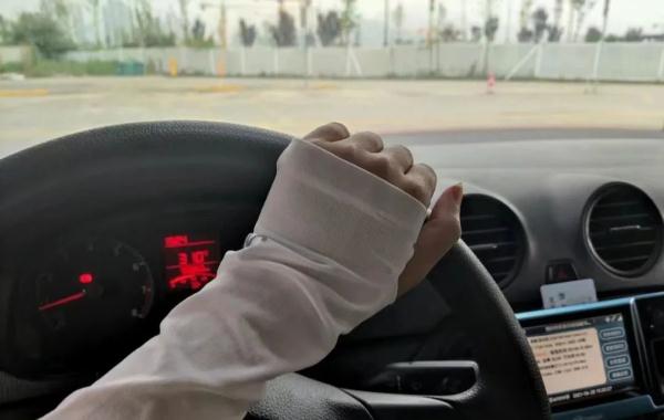 “我来驾校只办三件事,熄火、溜车和挨骂……” “我来驾校只办三件事,熄火、溜车和挨骂……”