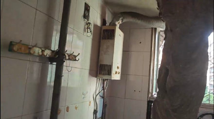 头皮发麻！重庆一居民家里惊现1米多长的马蜂窝