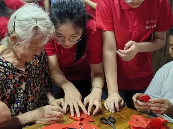 “我来驾校只办三件事,熄火、溜车和挨骂……” “我来驾校只办三件事,熄火、溜车和挨骂……”