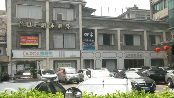 广州一游泳馆老板疑似跑路，泳池曾因老伯便溺引关注