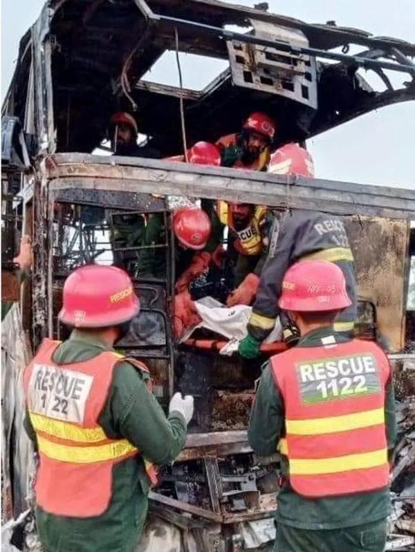 至少20人死亡、15人受伤!巴基斯坦一客车撞向装有燃料桶的卡车起火 至少20人死亡、15人受伤!巴基斯坦一客车撞向装有燃料桶的卡车起火