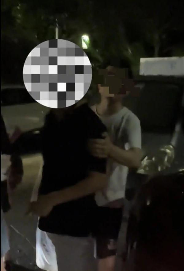 百万网红称挪车起纠纷后车被砸,警方回应 百万网红称挪车起纠纷后车被砸,警方回应