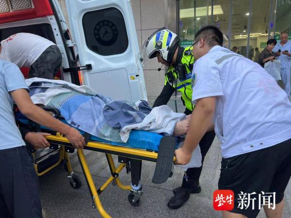 司机开车时突发疾病，交警铁骑迅速展开救援