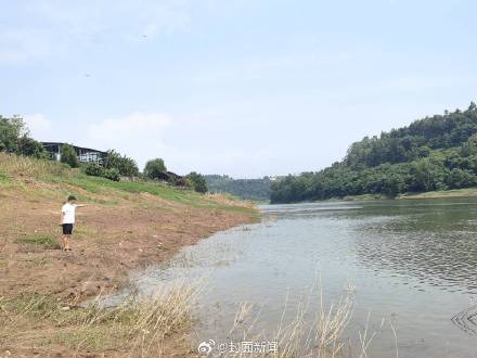 四川一高中生为救落水钓友溺亡 母亲:自己无比自责 四川一高中生为救落水钓友溺亡 母亲:自己无比自责