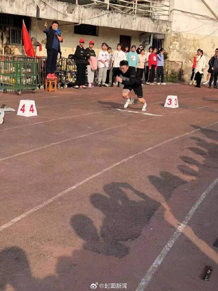 四川一高中生为救落水钓友溺亡 母亲:自己无比自责 四川一高中生为救落水钓友溺亡 母亲:自己无比自责