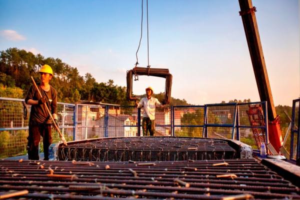 战高温斗酷暑 高铁建设“热度”不减