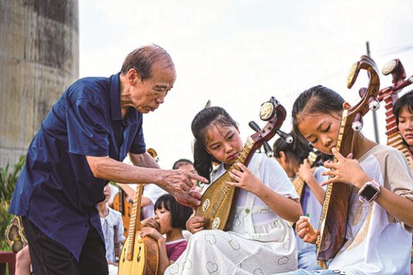 79岁老人与“乡里娃”的音乐之约