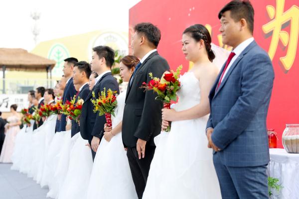 情定七夕!青岛12对新人举行集体婚礼 情定七夕!青岛12对新人举行集体婚礼