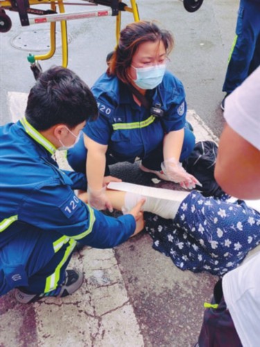 雨中一女子骑自行车摔伤 多位市民接力撑起爱心伞