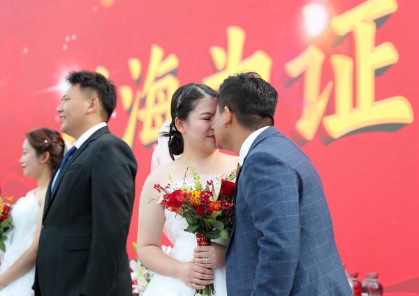 情定七夕!青岛12对新人举行集体婚礼 情定七夕!青岛12对新人举行集体婚礼