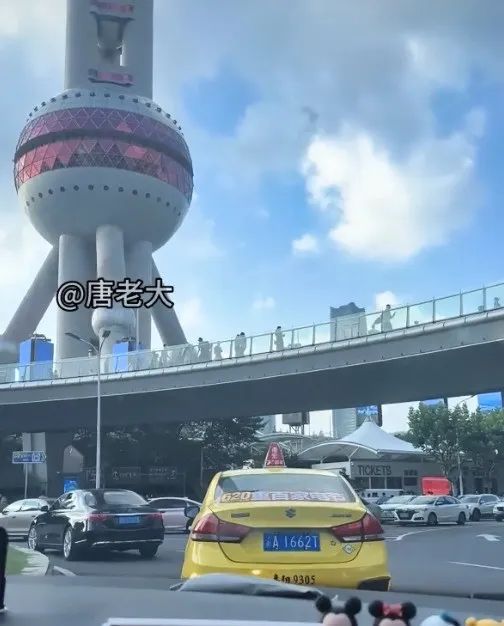 东方明珠塔下惊现“黄色法拉利” ！重庆的哥回应：可遇不可求