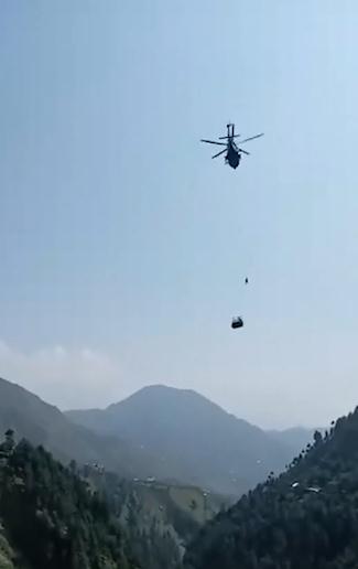 巴基斯坦一缆车电缆线断裂致8人被困空中,巴军方派直升机前往救援 巴基斯坦一缆车电缆线断裂致8人被困空中,巴军方派直升机前往救援