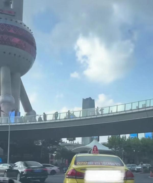 东方明珠塔下惊现“黄色法拉利” ！重庆的哥回应：可遇不可求
