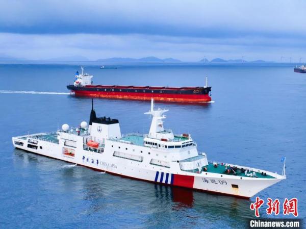 全国最大海巡船“海巡09”巡航广东海上风电场