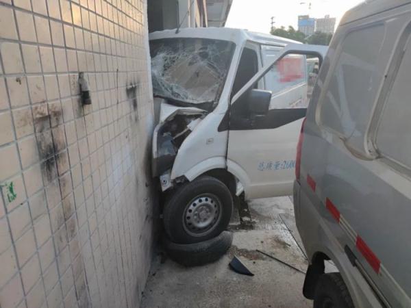 离谱!货车失控撞墙,交警到场赫然发现油门上卡着一只… 离谱!货车失控撞墙,交警到场赫然发现油门上卡着一只…