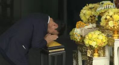 外媒:泰国前总理他信返回泰国,随后“被官员带走” 外媒:泰国前总理他信返回泰国,随后“被官员带走”