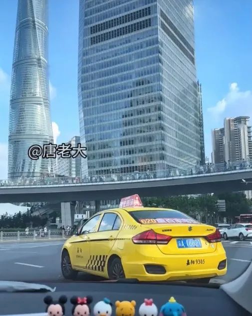 东方明珠塔下惊现“黄色法拉利” ！重庆的哥回应：可遇不可求