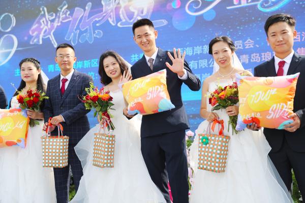 情定七夕!青岛12对新人举行集体婚礼 情定七夕!青岛12对新人举行集体婚礼