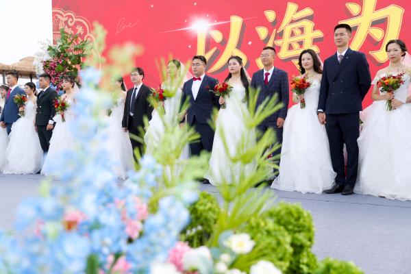情定七夕!青岛12对新人举行集体婚礼 情定七夕!青岛12对新人举行集体婚礼