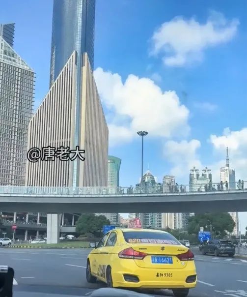 东方明珠塔下惊现“黄色法拉利” ！重庆的哥回应：可遇不可求