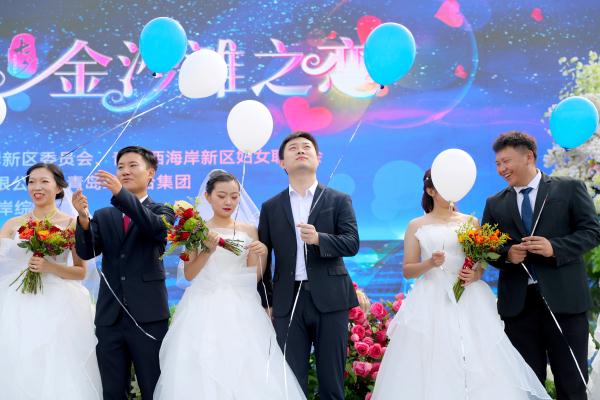 情定七夕!青岛12对新人举行集体婚礼 情定七夕!青岛12对新人举行集体婚礼