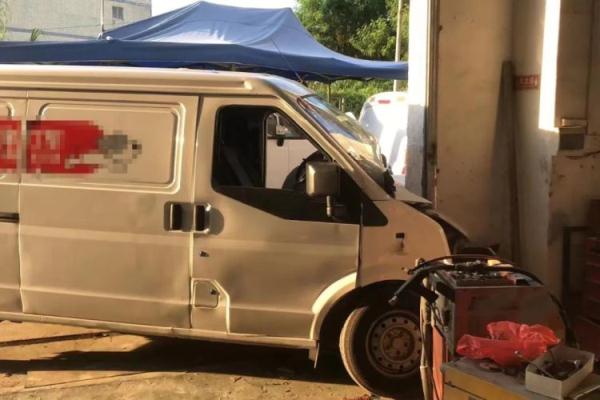 离谱!货车失控撞墙,交警到场赫然发现油门上卡着一只… 离谱!货车失控撞墙,交警到场赫然发现油门上卡着一只…