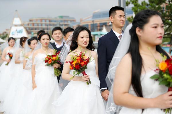 情定七夕!青岛12对新人举行集体婚礼 情定七夕!青岛12对新人举行集体婚礼