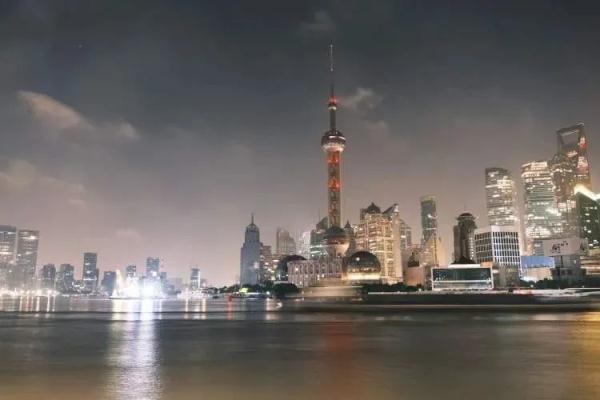 上海外滩有多火？有人半夜12点错峰看夜景！日均40万人次，“拍到四件套才算没白来”→