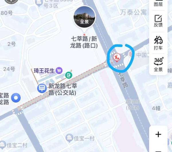 上海闵行七宝昨晚发生路面塌陷,小轿车半陷入坑内,官方回应 上海闵行七宝昨晚发生路面塌陷,小轿车半陷入坑内,官方回应