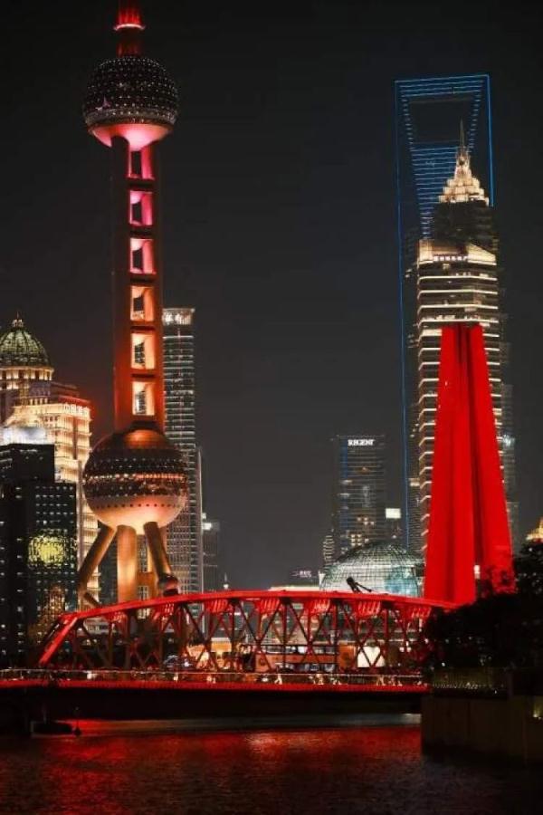 上海外滩有多火？有人半夜12点错峰看夜景！日均40万人次，“拍到四件套才算没白来”→