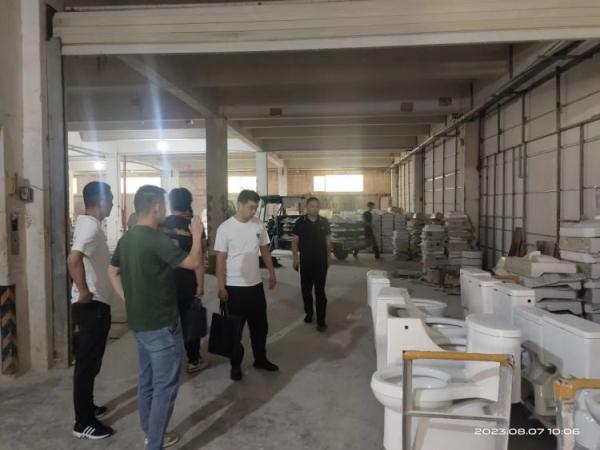 涉案30万、2人被抓!警方捣毁一“贴牌马桶”制假窝点…… 涉案30万、2人被抓!警方捣毁一“贴牌马桶”制假窝点……