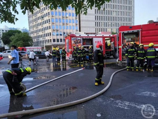 天津新天地大厦发生大面积明火,周边居民称常去吃饭 天津新天地大厦发生大面积明火,周边居民称常去吃饭