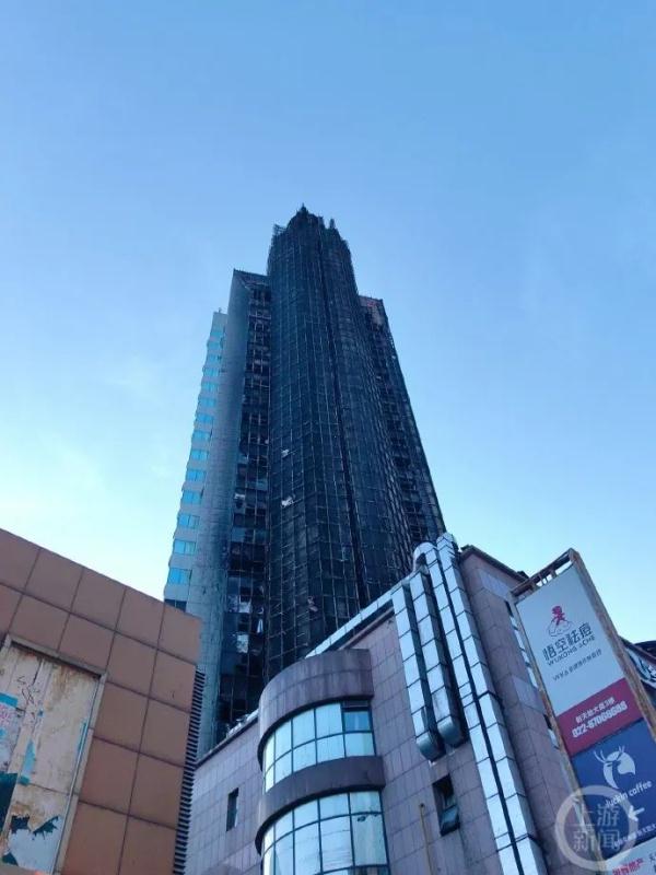 天津新天地大厦发生大面积明火,周边居民称常去吃饭 天津新天地大厦发生大面积明火,周边居民称常去吃饭