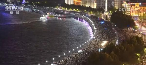 最近上海外滩有1亿人?有人半夜12点错峰看夜景,“拍到四件套才算没白来!” 最近上海外滩有1亿人?有人半夜12点错峰看夜景,“拍到四件套才算没白来!”