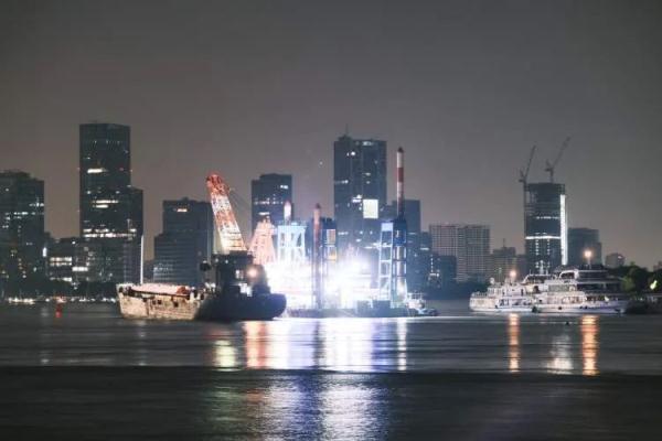 最近上海外滩有1亿人?有人半夜12点错峰看夜景,“拍到四件套才算没白来!” 最近上海外滩有1亿人?有人半夜12点错峰看夜景,“拍到四件套才算没白来!”