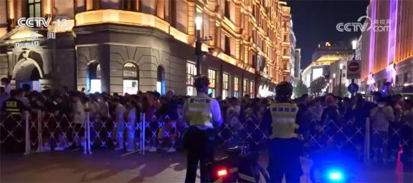 最近上海外滩有1亿人?有人半夜12点错峰看夜景,“拍到四件套才算没白来!” 最近上海外滩有1亿人?有人半夜12点错峰看夜景,“拍到四件套才算没白来!”