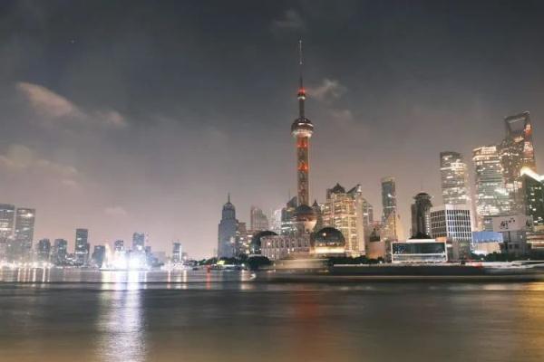 上海外滩有多火？有人半夜12点错峰看夜景！日均40万人次，“拍到四件套才算没白来”→