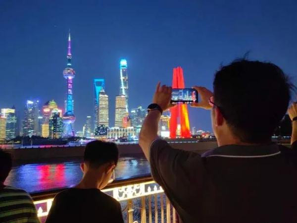 最近上海外滩有1亿人?有人半夜12点错峰看夜景,“拍到四件套才算没白来!” 最近上海外滩有1亿人?有人半夜12点错峰看夜景,“拍到四件套才算没白来!”