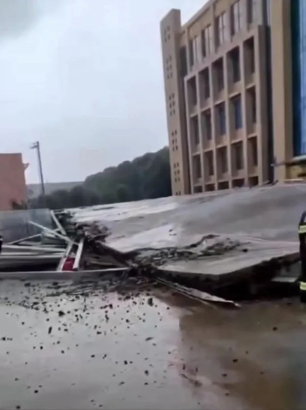 浙江余姚一钢棚倒塌：12名被困人员全部找到，已送医救治