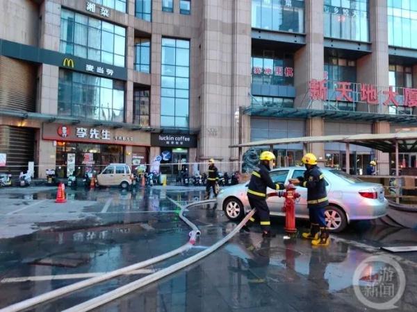 天津新天地大厦发生大面积明火,周边居民称常去吃饭 天津新天地大厦发生大面积明火,周边居民称常去吃饭