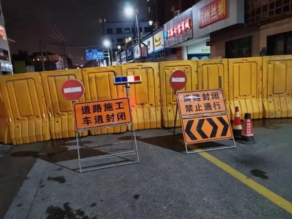 路面塌陷致小车半陷坑中，初步排查系污水管道渗漏所致