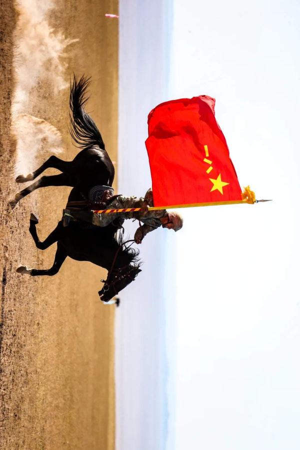 太酷啦！边防战士西北边陲策马奔腾